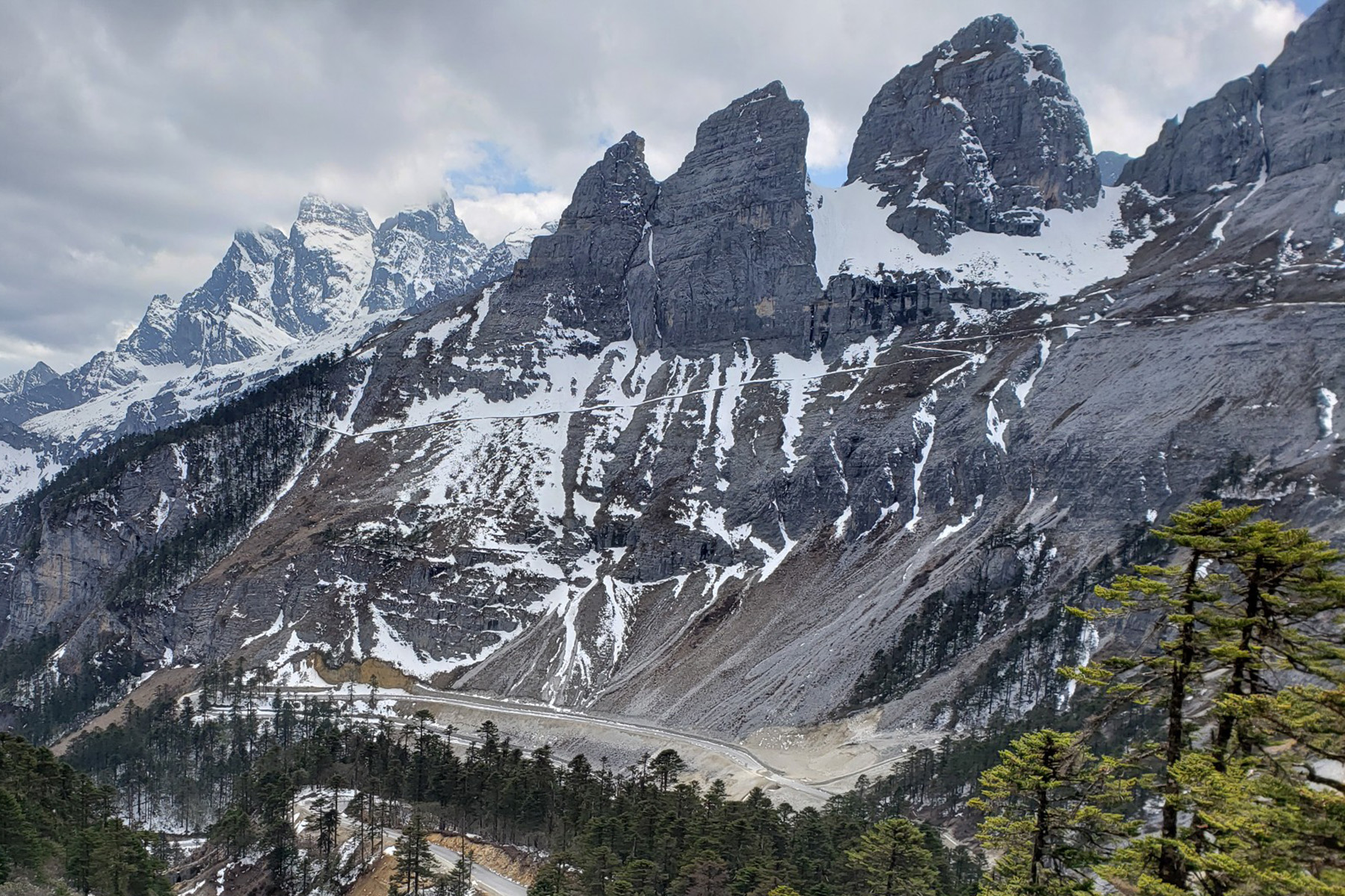 Bala Gezong Mountains